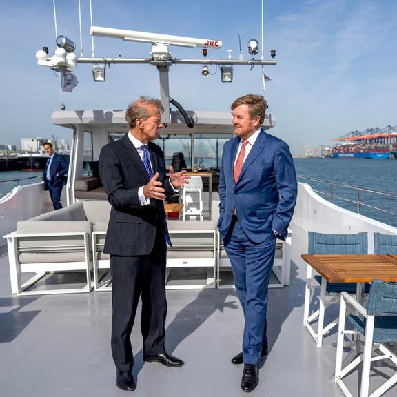 Zijne Majesteit de Koning Willem-Alexander en Allard Castelein (L) in de Rotterdamse haven.