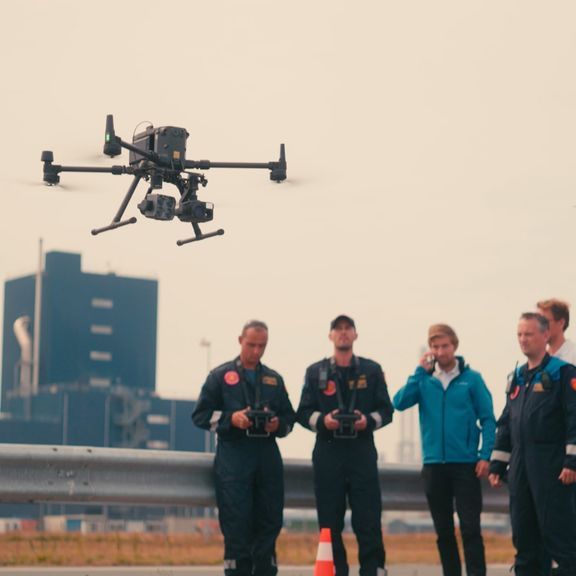 Vorführung mit Drohnen im Hafen von Rotterdam