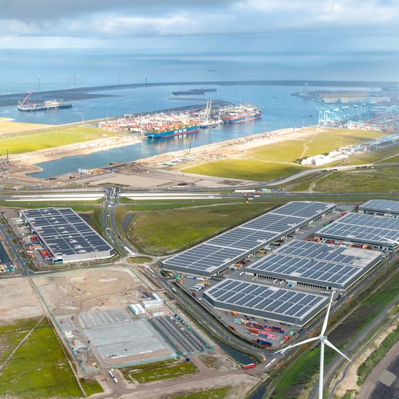 Luchtfoto Maasvlakte 2 met het conversiepark, distripark Maasvlakte West, Alexiahaven en Amaliahaven