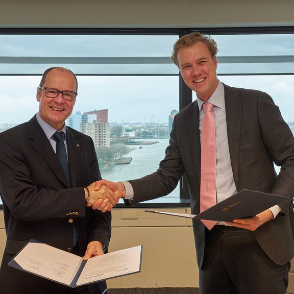 曼海姆港务局总监Uwe Köhn（左）和鹿特丹港务局商务副总裁Matthijs van Doorn