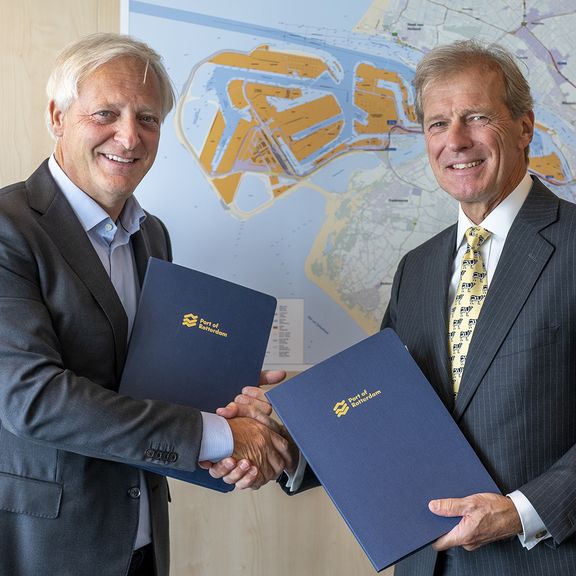RWG首席执行官Ronald Lugthart（左）和鹿特丹港务局首席执行官Allard Castelein（右）。照片：Jerry Lampen