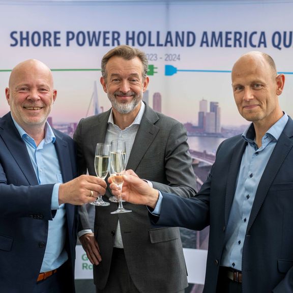鹿特丹岸电项目开工建设 （图从左至右）鹿特丹市议员Robert Simons、鹿特丹港务局首席运营官Boudewijn Siemons以及PowerCon合伙人Peter Castberg Knudsen（照片：Jerry Lampen）