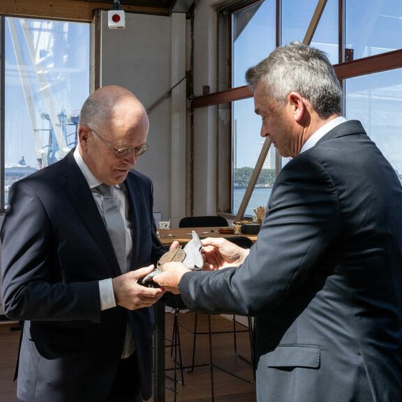 Jan Waals ontvangt het Sleepanker uit handen van (Rijks-)Havenmeester René de Vries.