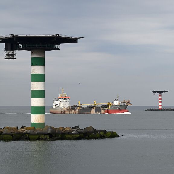 Sleephopperzuiger Strandway vaart 'tussen de paddenstoelen'. Foto: Ries van Wendel de Joode