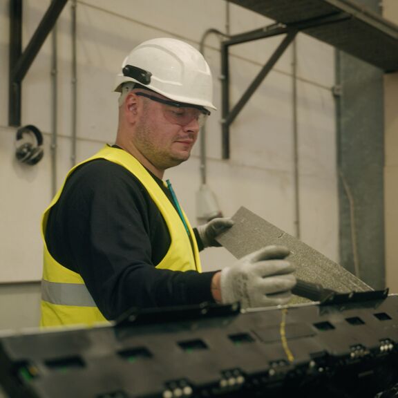 Arbeitnehmerfabrik TES bei der Arbeit