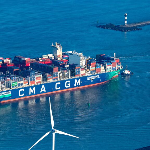 CMA CGM Jacgues Saade vaart de haven van Rotterdam binnen