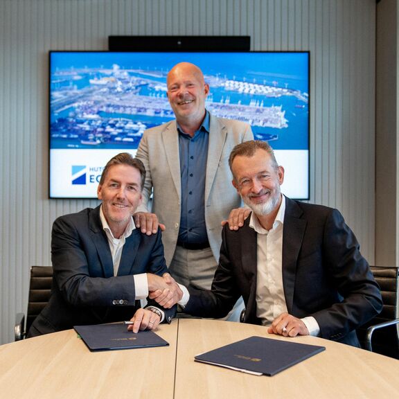 Leo Ruijs (CEO van ECT), Robert Simons (havenwethouder gemeente Rotterdam) en Boudewijn Siemons (CEO Havenbedrijf Rotterdam) bij de ondertekening van de overeenkomst.