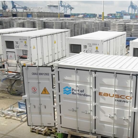 Verplaatsbare batterij-containers met walstroom 