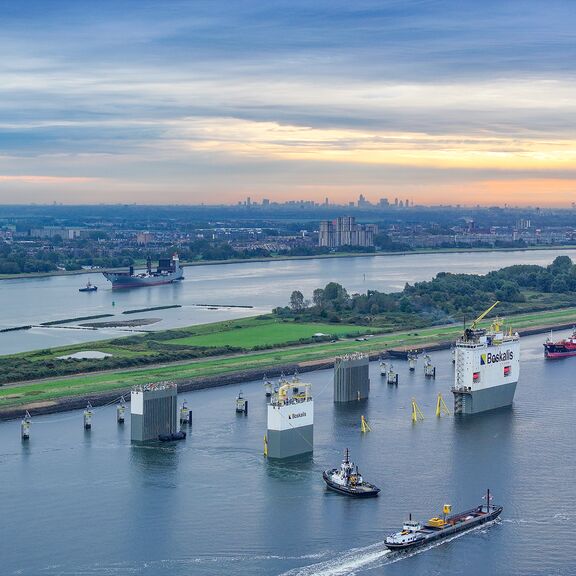 De afgezonken Boka Vanguard met de Fremantle Highway op de Nieuwe Waterweg