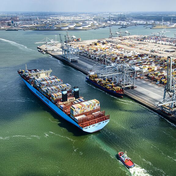 Containerschip van Maersk Line bij ECT terminal