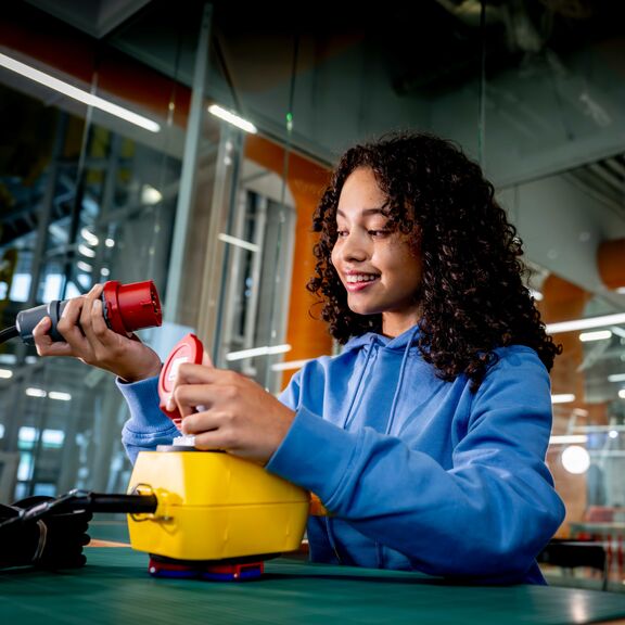 Meisje speelt met elektriciteitskabel in Portlantis