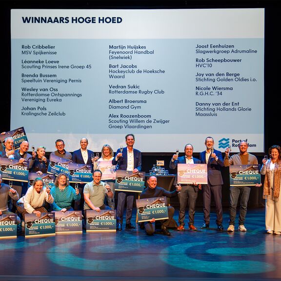 Winnaars Hoge Hoed op het podium in het Theater Zuidplein