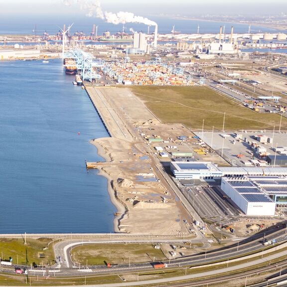 De APM Terminal vanuit de lucht gezien