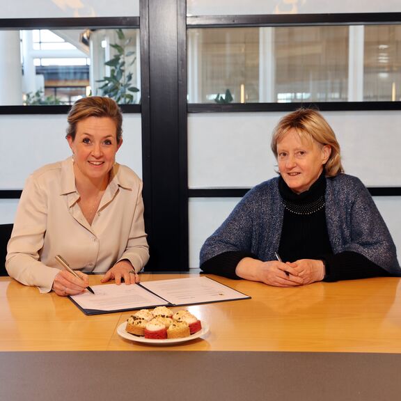 Berte Simons (COO Havenbedrijf Rotterdam) en havenwethouder Antoinette Laan van de gemeente Schiedam.